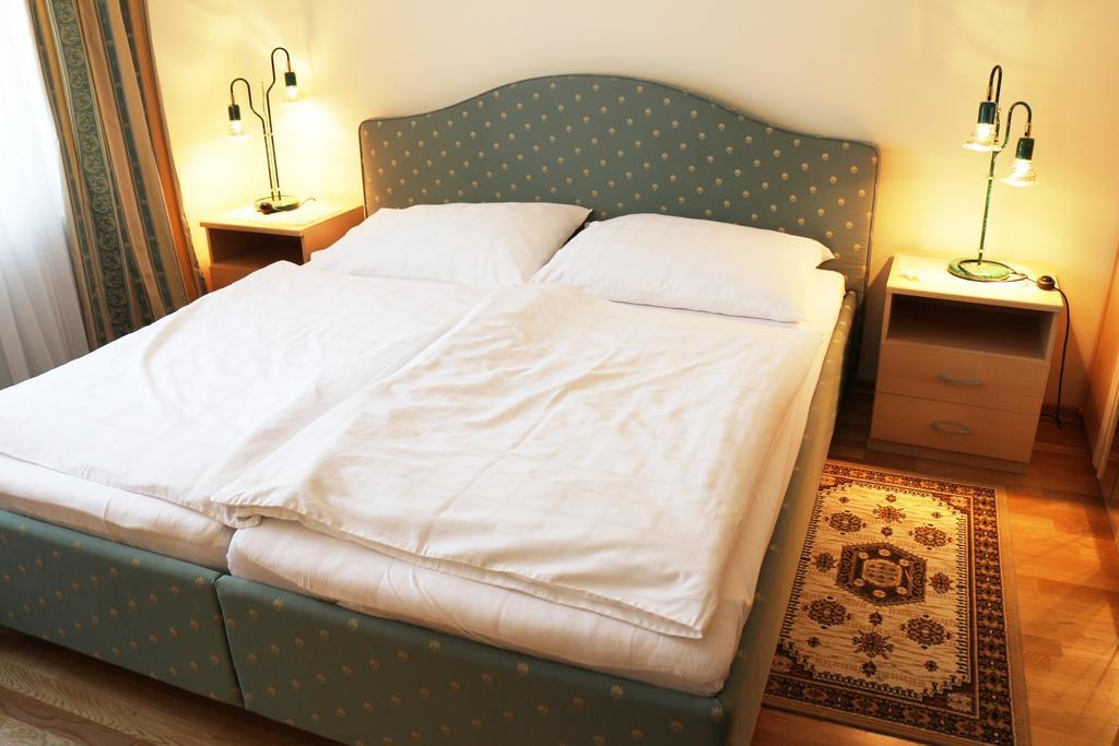 Haus Zu Den Zwei Eichen Perchtoldsdorf Quarto foto